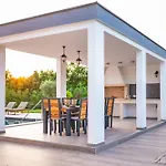 Scvola Elementare Istria - Heated Pool, Private Cinema & Ev Connector Willa *
