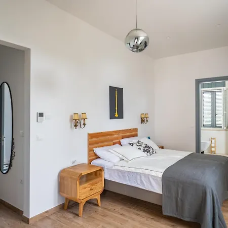 Luxury & Unique Scvola Elementare Modrusani