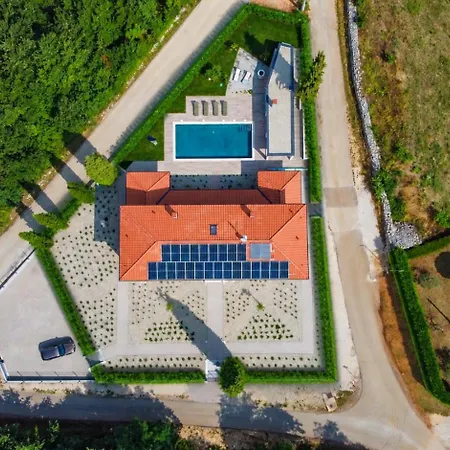 Scvola Elementare Istria - Heated Pool, Private Cinema & Ev Connector Villa *
