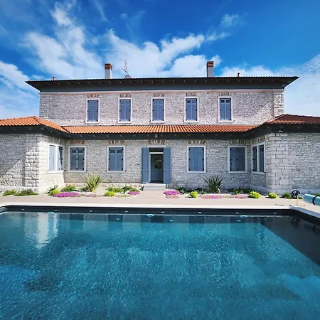 Villa Scvola Elementare Istria - Heated Pool, Private Cinema & Ev Connector Modrusani