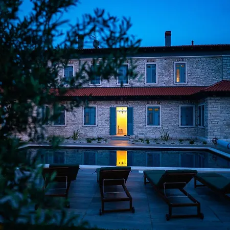 Scvola Elementare Istria - Heated Pool, Private Cinema & Ev Connector Villa *