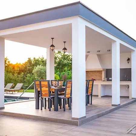 Scvola Elementare Istria - Heated Pool, Private Cinema & Ev Connector Villa *