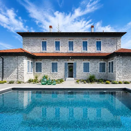 Scvola Elementare Istria - Heated Pool, Private Cinema & Ev Connector * Modrusani