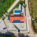 Scvola Elementare Istria - Luxury Designer With Heated Pool, Private Cinema & Ev Connector Modrusani
