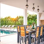 Scvola Elementare Istria - Luxury Designer With Heated Pool, Private Cinema & Ev Connector Villa