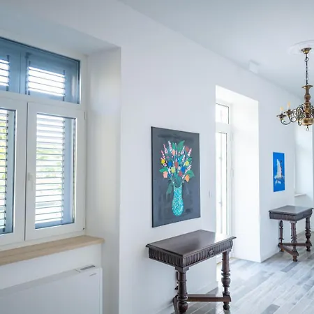 Luxury & Unique Scvola Elementare