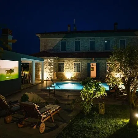 Scvola Elementare Istria - Heated Pool, Private Cinema & Ev Connector 빌라